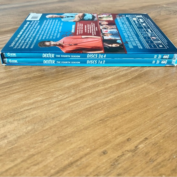 Dexter Season 4 DVDs (4 DVD set) - Picture 3 of 6
